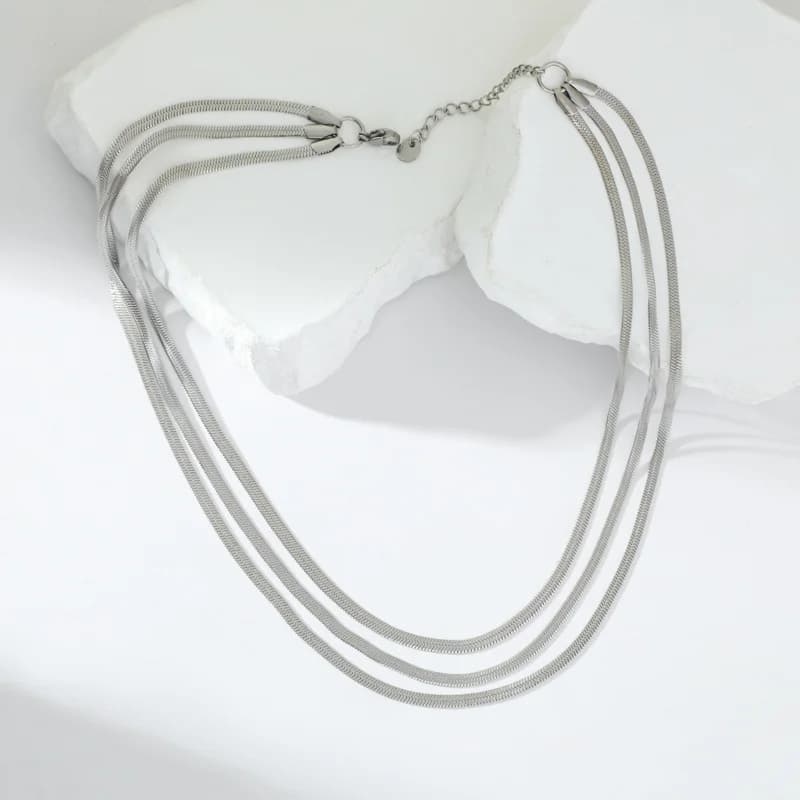 Collana girocollo multistrato con catene in oro