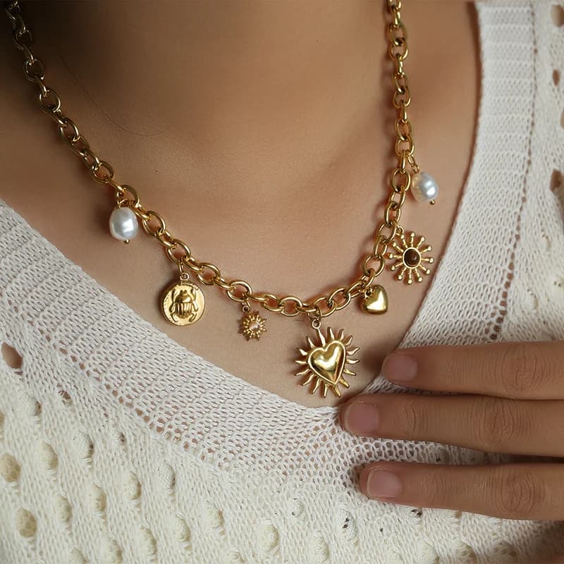 Collana pendente oro con stella marina, conchiglia e sole