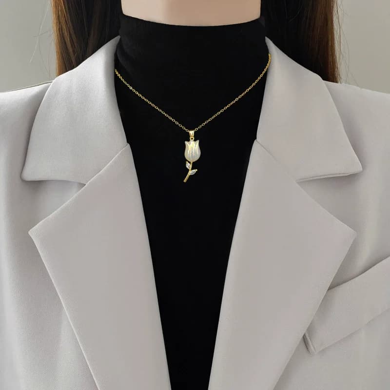 Collana con pendente fiore in zirconi cubici