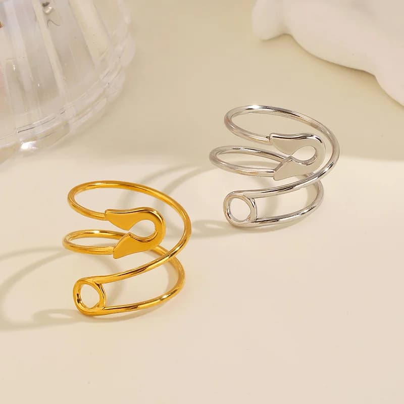 Anello aperto regolabile a forma di spilla, placcato PVD oro 18K