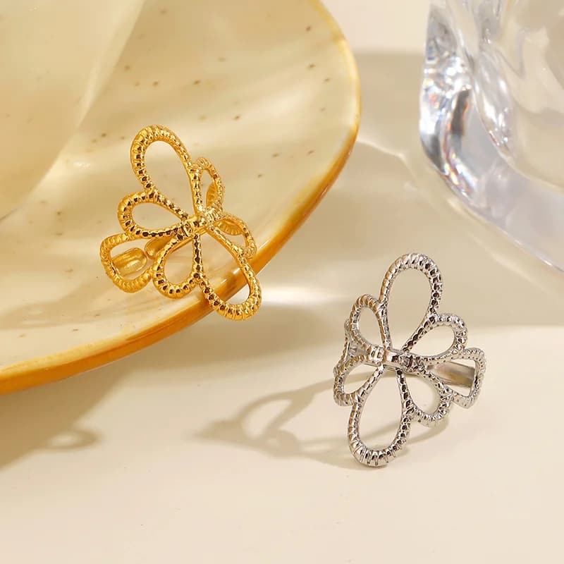 Anello regolabile in acciaio inox con fiore traforato