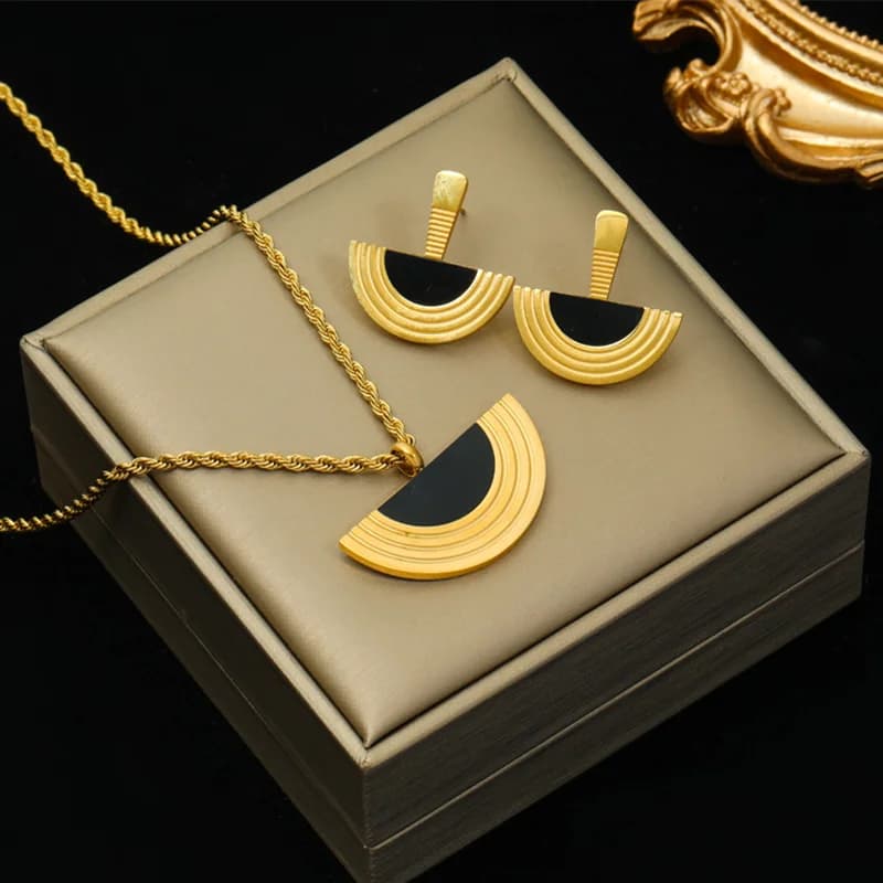 Set Collana con Pendente Semicircolare e Orecchini