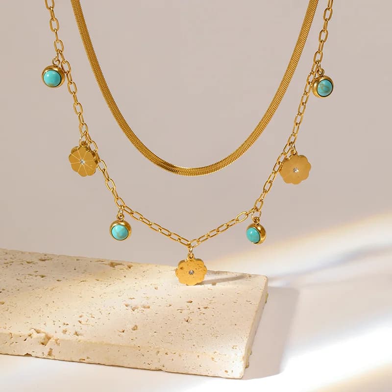 Collana choker multistrato con pendente in pietra verde