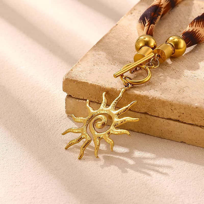 Collana con ciondolo sole vintage e sciarpa
