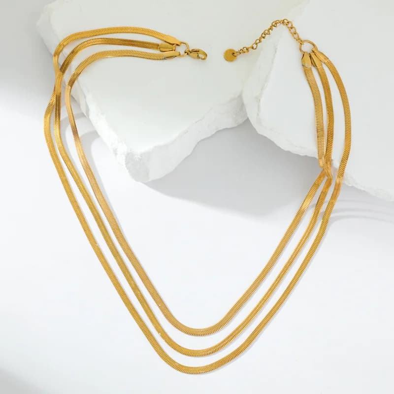 Collana girocollo multistrato con catene in oro