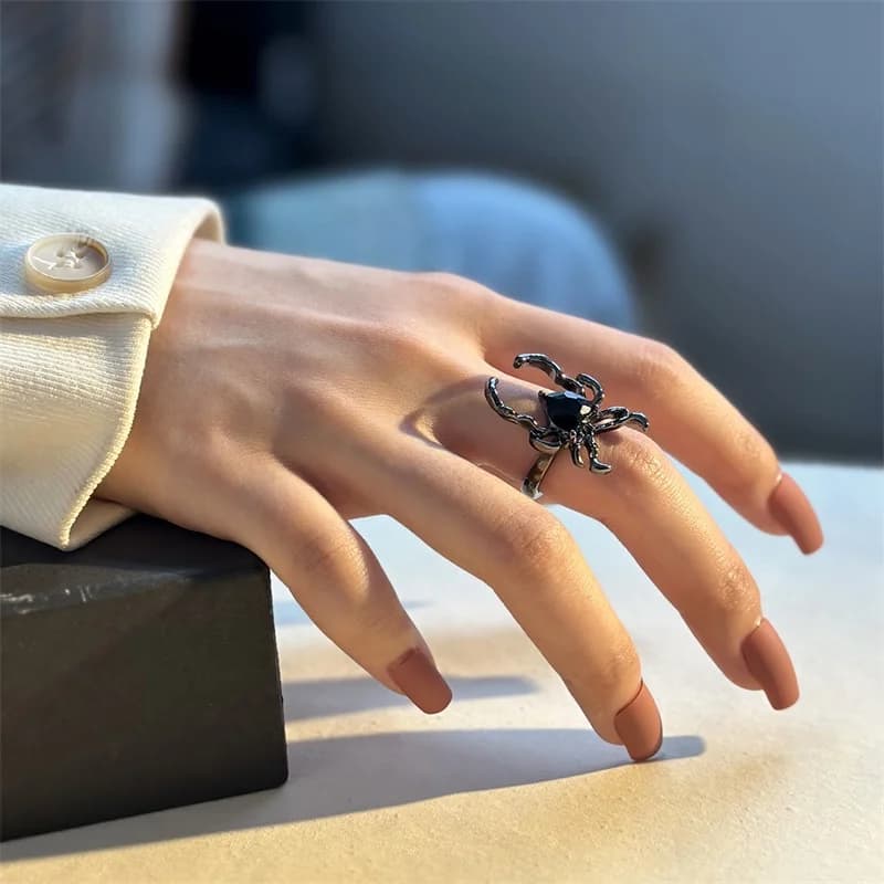 Anello Aperto Regolabile a Ragno con Cristalli di Zirconia