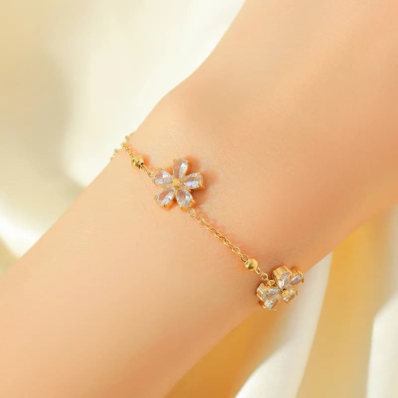 Set gioielli con fiori in zirconia bianca