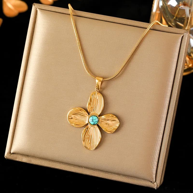 Collana con pendente a cuore nero scintillante