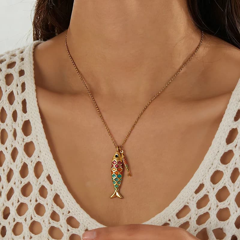 Collana con ciondolo pesce colorato in acciaio inox