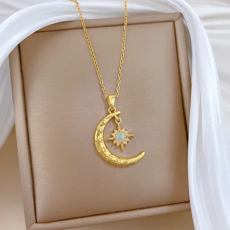 Collana con pendente foglia d'acero placcata oro e perla