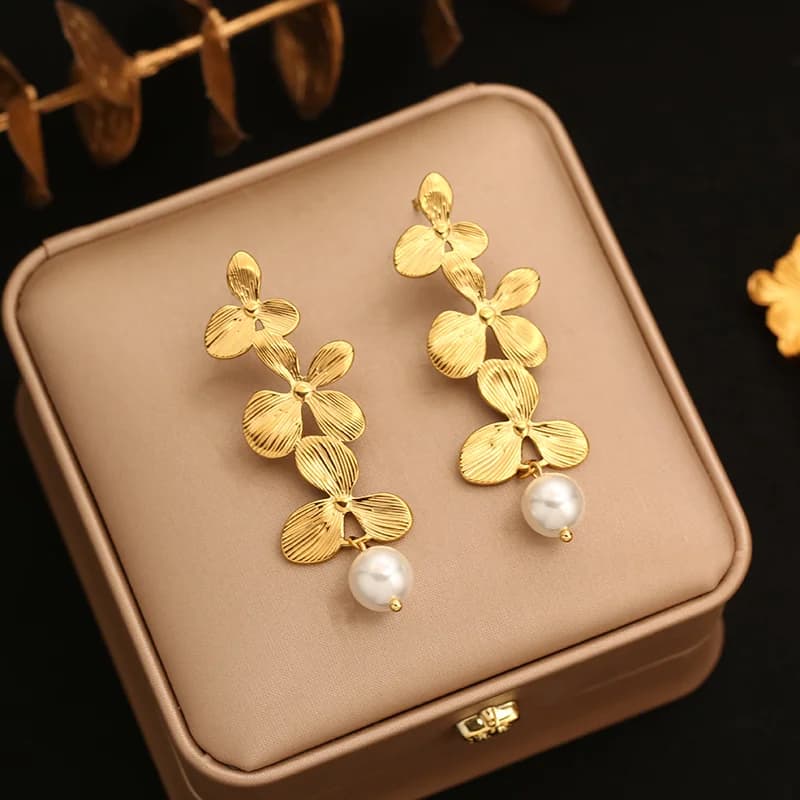 Orecchini pendenti con perle irregolari e nappe