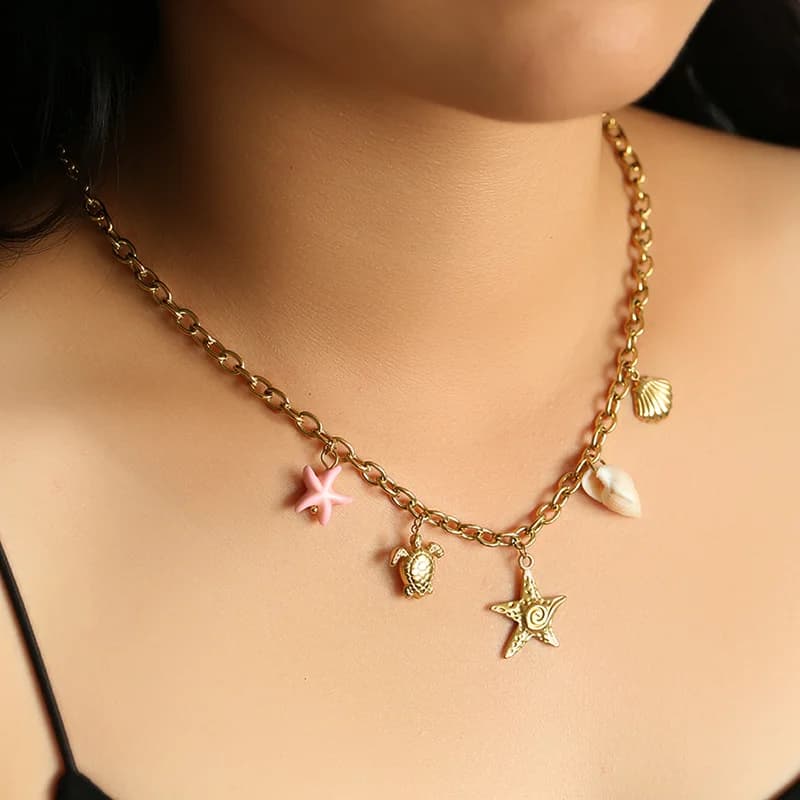 Collana con pendente stella marina e tartaruga in oro