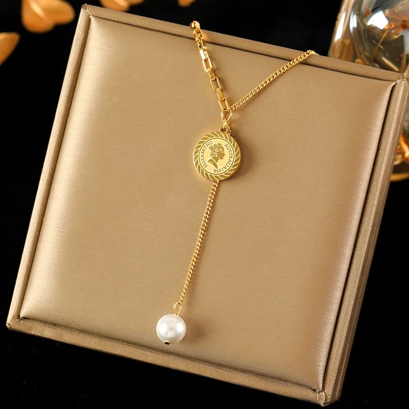 Collana lunga con pendente in zircone bianco