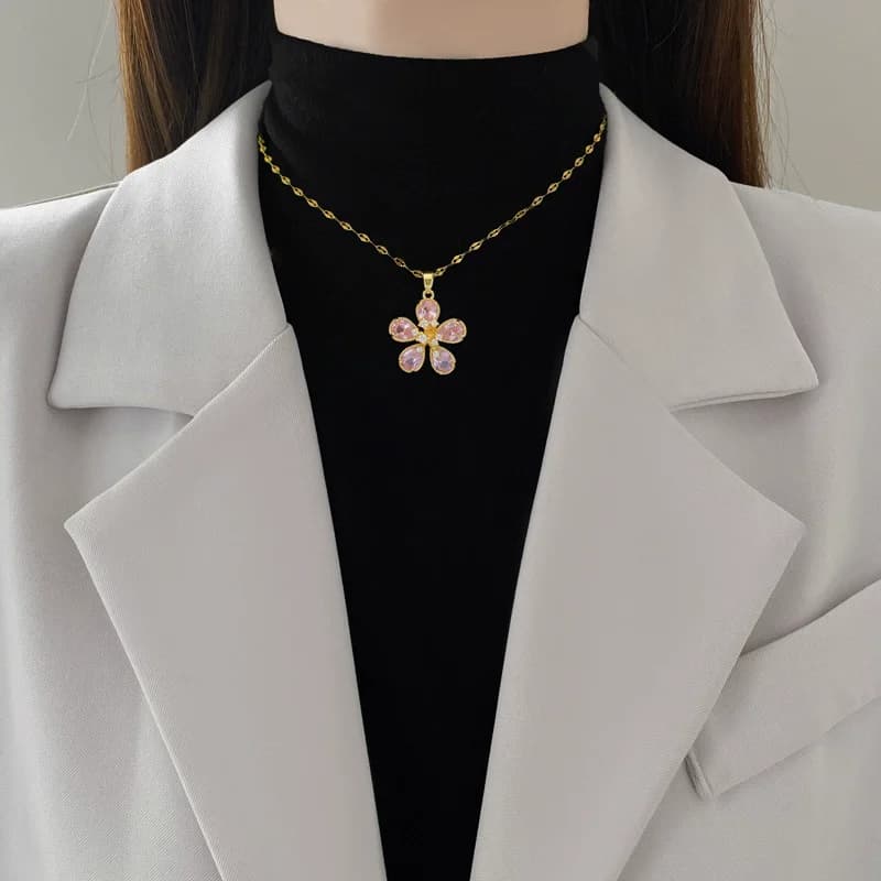 Collana con pendente fiore in zirconi cubici