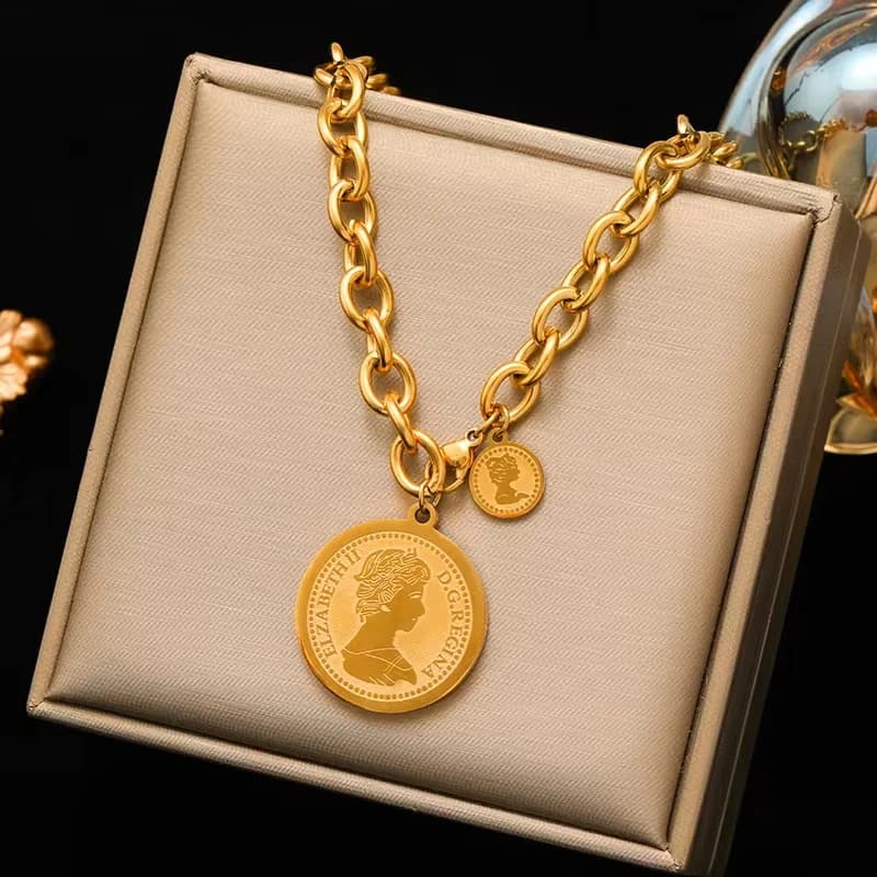 Collana con ciondolo a catena spessa in acciaio inox dorato
