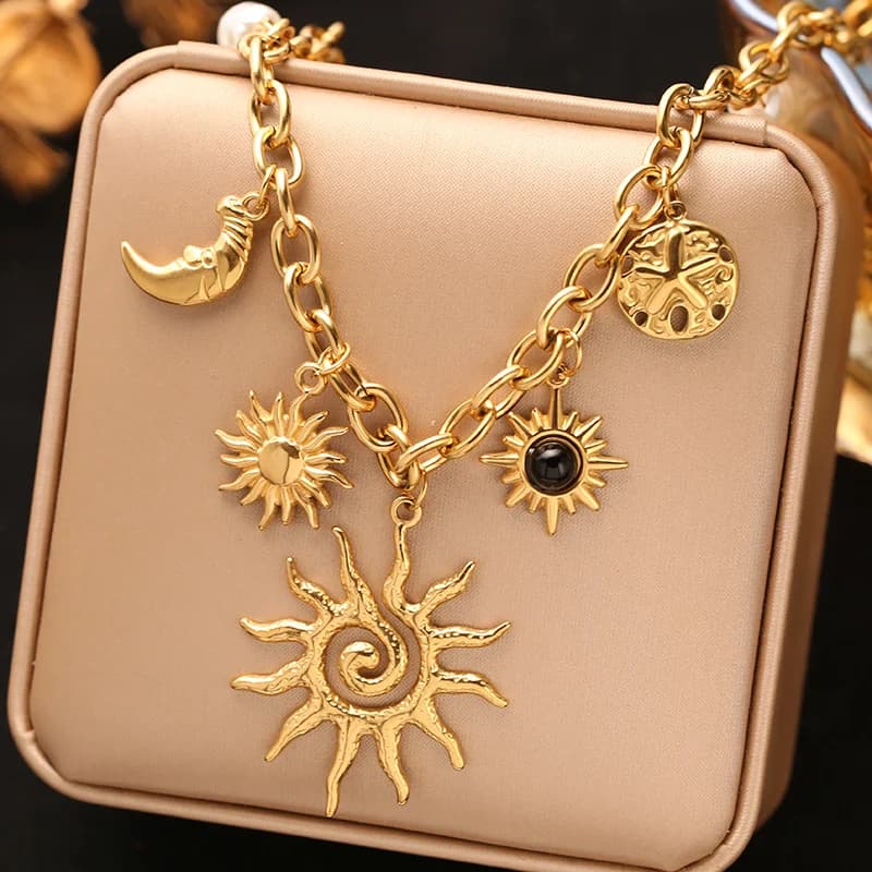 Collana con Pendente a Moneta Dorata
