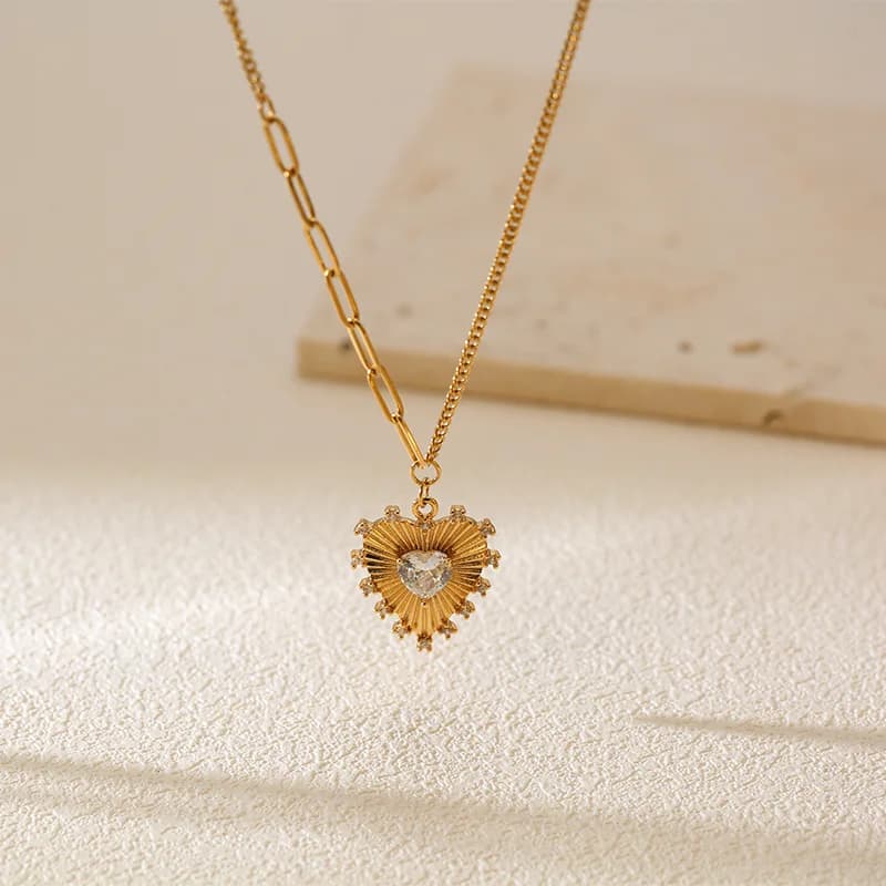 Collana romantica con pendente cuore in zirconi, oro