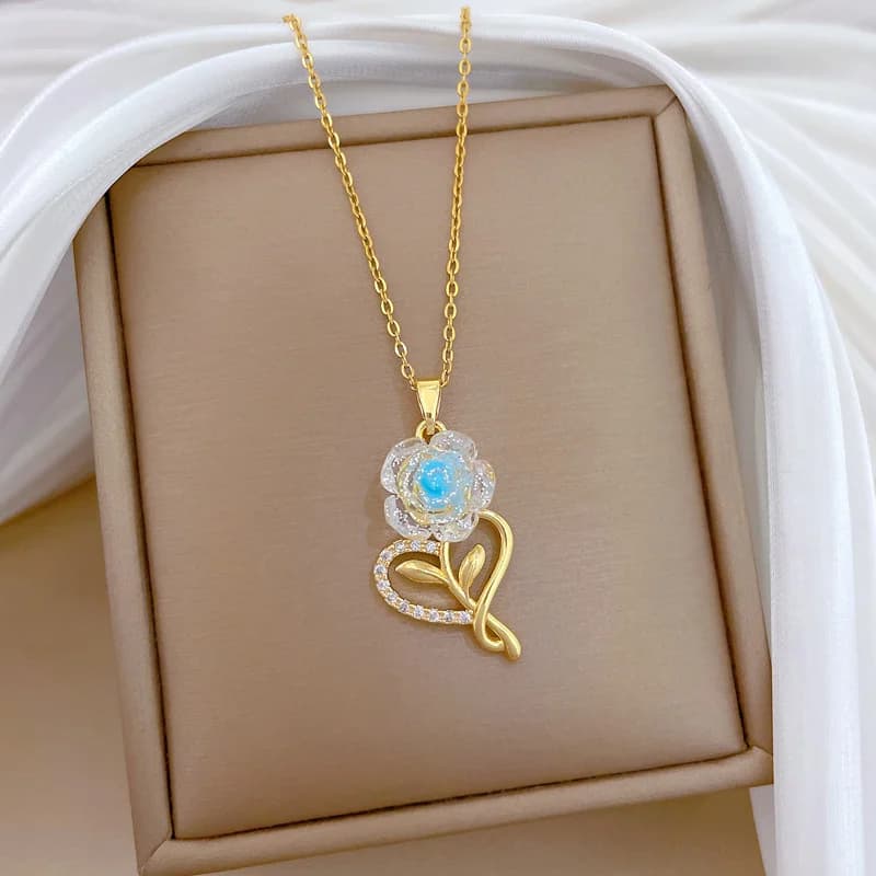 Collana con pendente fiore blu