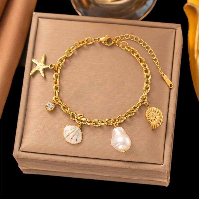 Bracciale dorato con molteplici charms