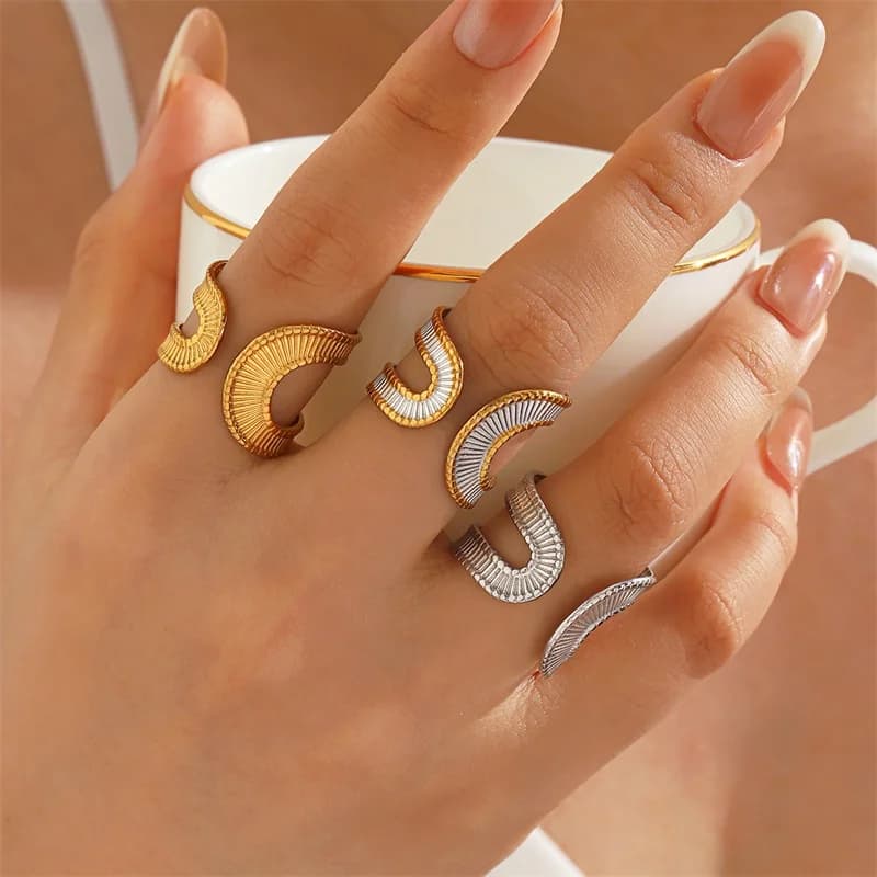 Anello a cerchio regolabile in acciaio inox con design irregolare