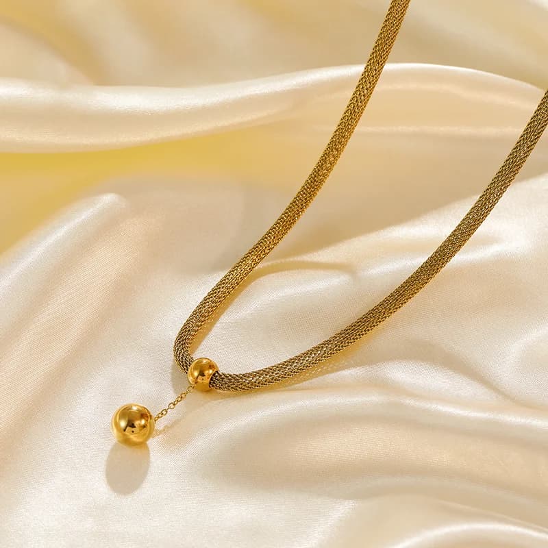 Set collana con ciondolo a sfera e orecchini, oro