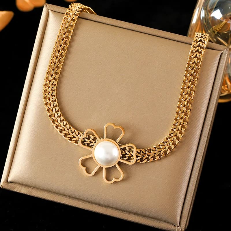 Set Collana e Orecchini con Fiore in Pietra Nera