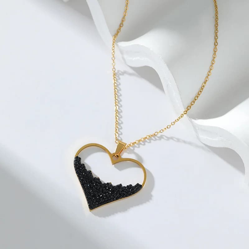 Collana con pendente a cuore nero scintillante