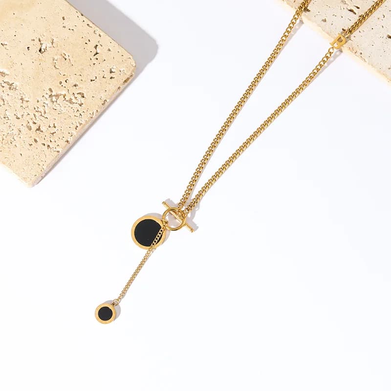 Collana lunga con pendente rotondo nero