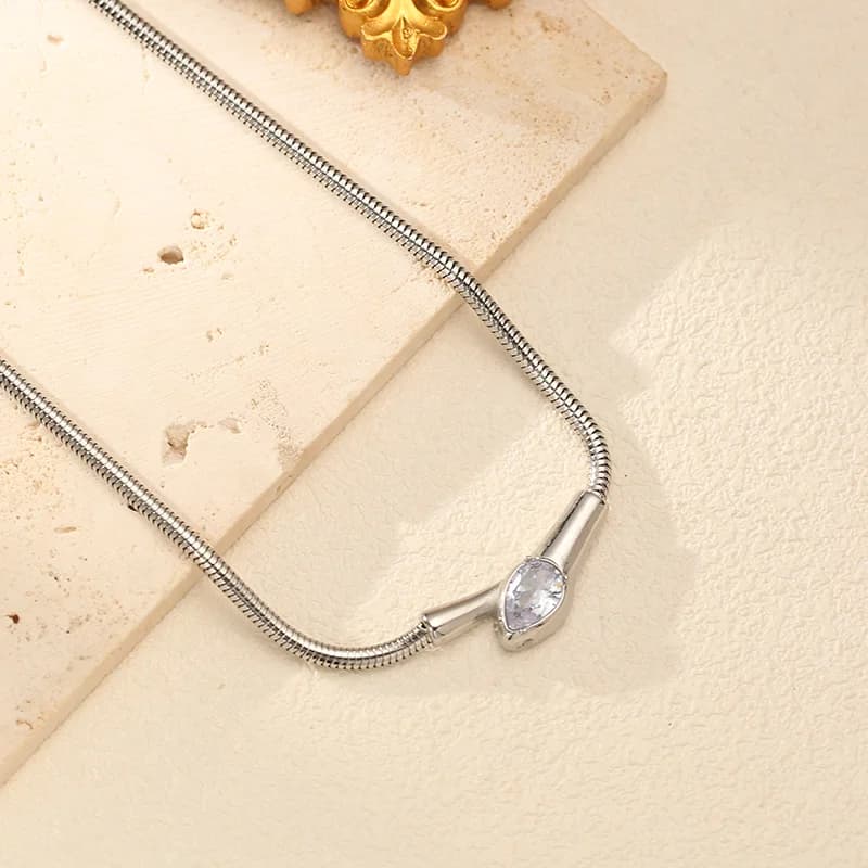 Collana con Pendente Serpente e Zirconi, Colore Argento