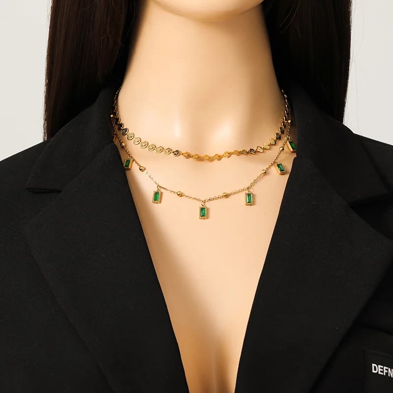 Collana a due strati con cristallo verde quadrato