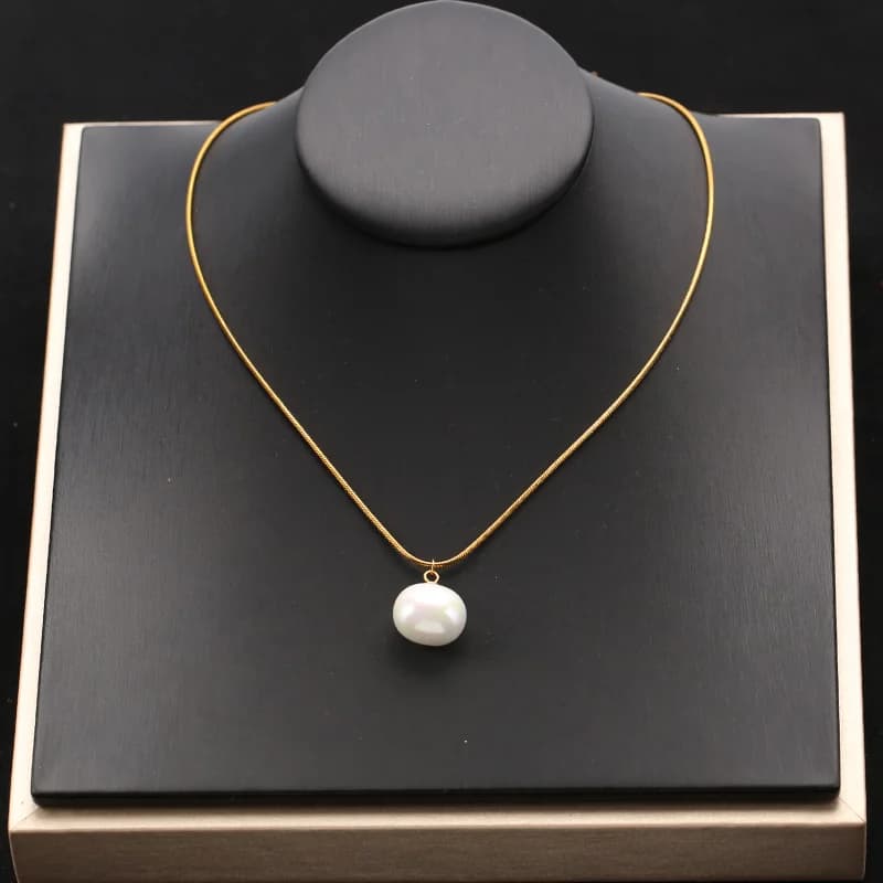 Collana con pendente perla brillante con placcatura PVD