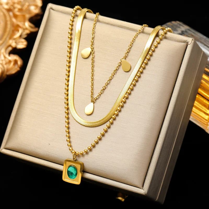 Collana Multistrato con Pendente Geometrico Moneta Pietra