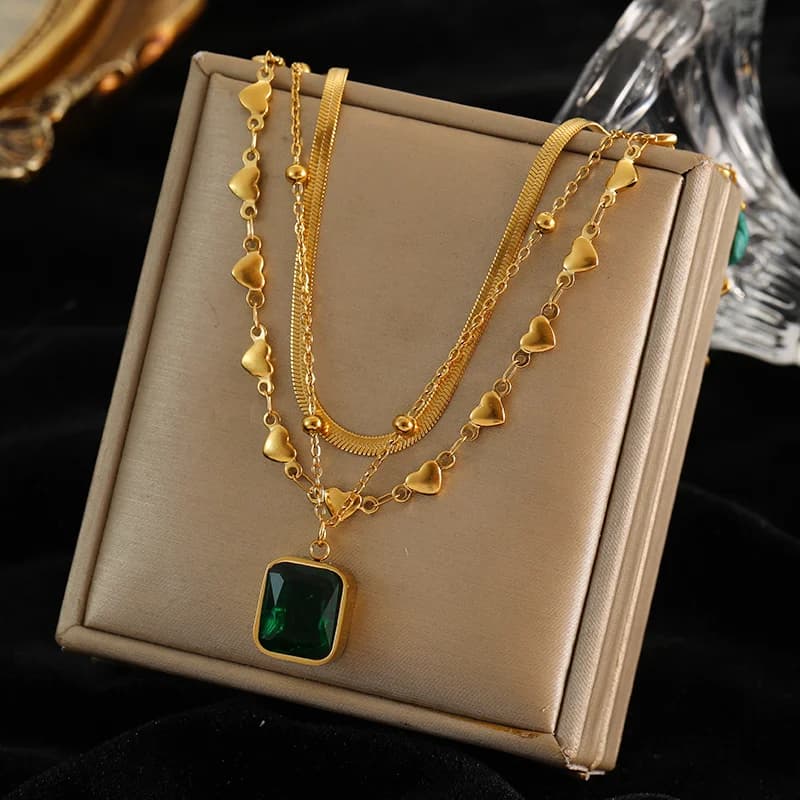Collana Multistrato con Pendente Geometrico Moneta Pietra