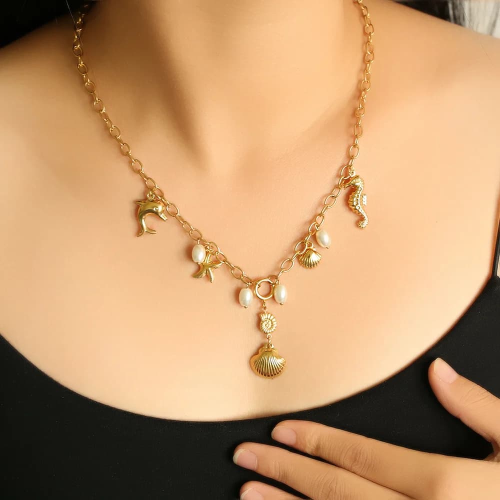 Collana con pendente in acciaio inox a tema mare con conchiglie