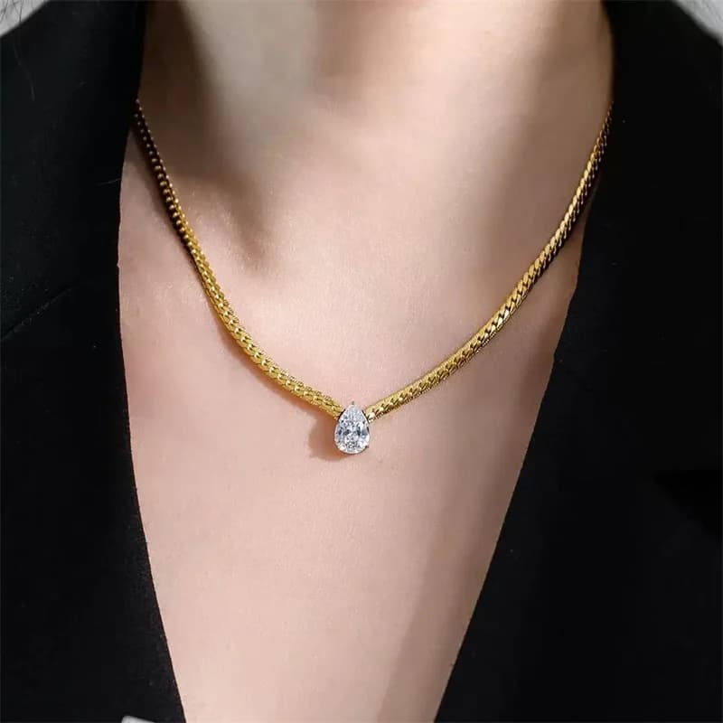 Collana in Acciaio Inossidabile 316L Placcata Oro con Pendente a Goccia e Zirconia Cubica