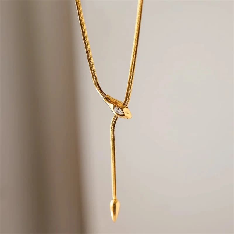 Collana a Y con pendente lungo a testa di serpente