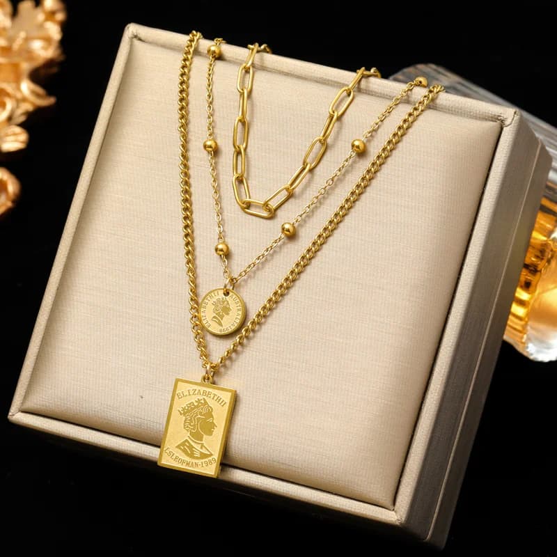 Collana Multistrato con Pendente Geometrico Moneta Pietra