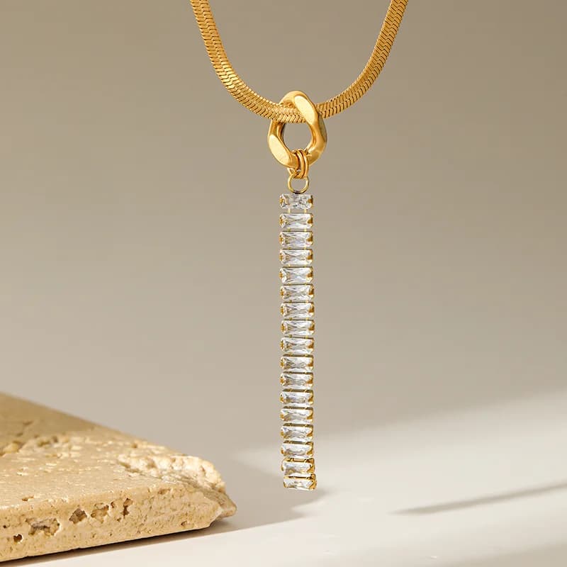Collana lunga con pendente in zircone bianco