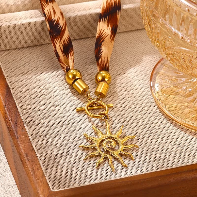 Collana con ciondolo sole vintage e sciarpa