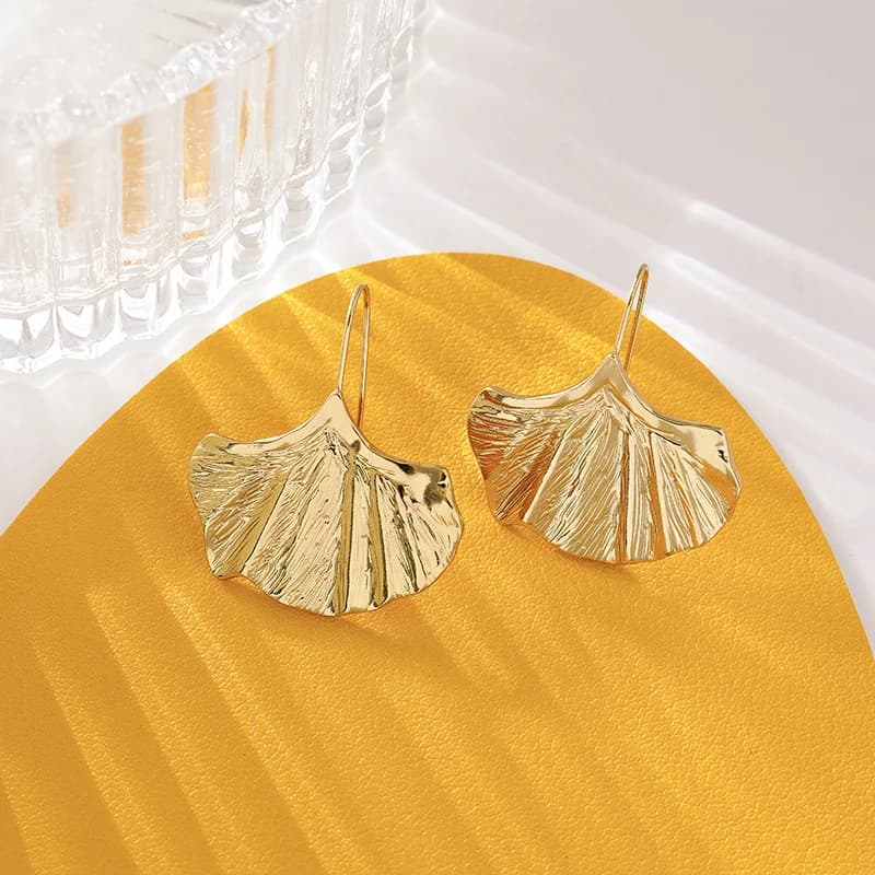 Orecchini Pendenti con Fiore di Ginkgo Dorati