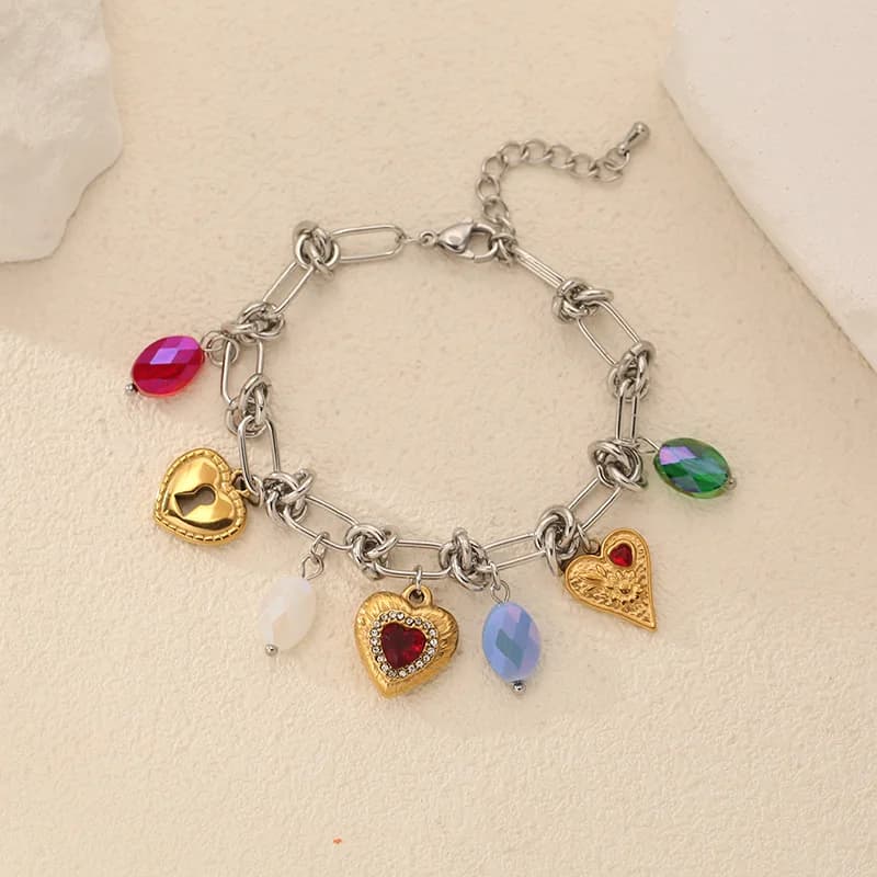 Bracciale rigido con ciondoli a cuore e zirconi in acciaio inox