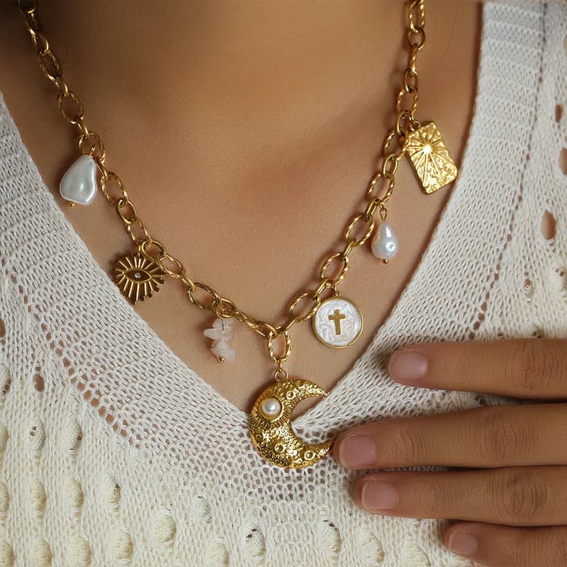 Collana in acciaio inox 316L color oro con pendenti stella marina, luna e sole