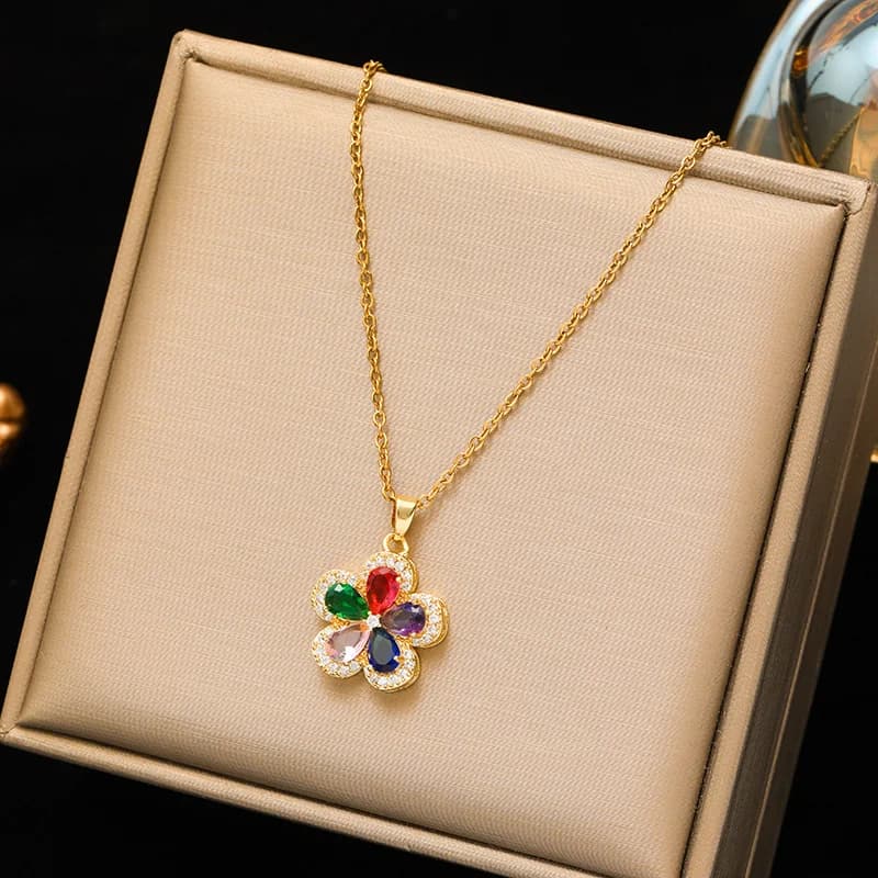 Collana con pendente fiore in zirconi cubici