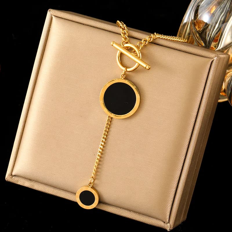 Collana lunga con pendente rotondo nero