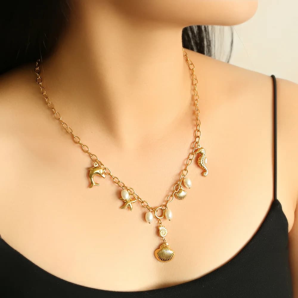 Collana con pendente in acciaio inox a tema mare con conchiglie