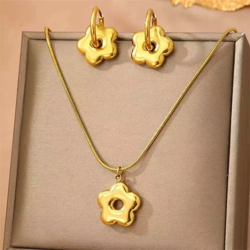 Set Collana e Orecchini con Fiori Dorati