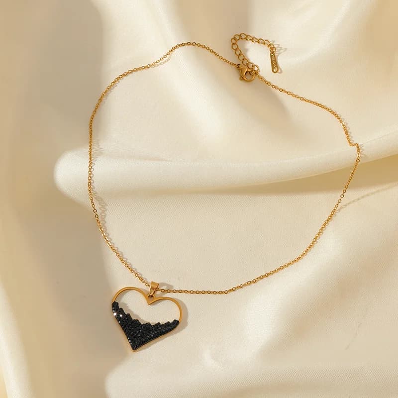 Collana con pendente a cuore nero scintillante