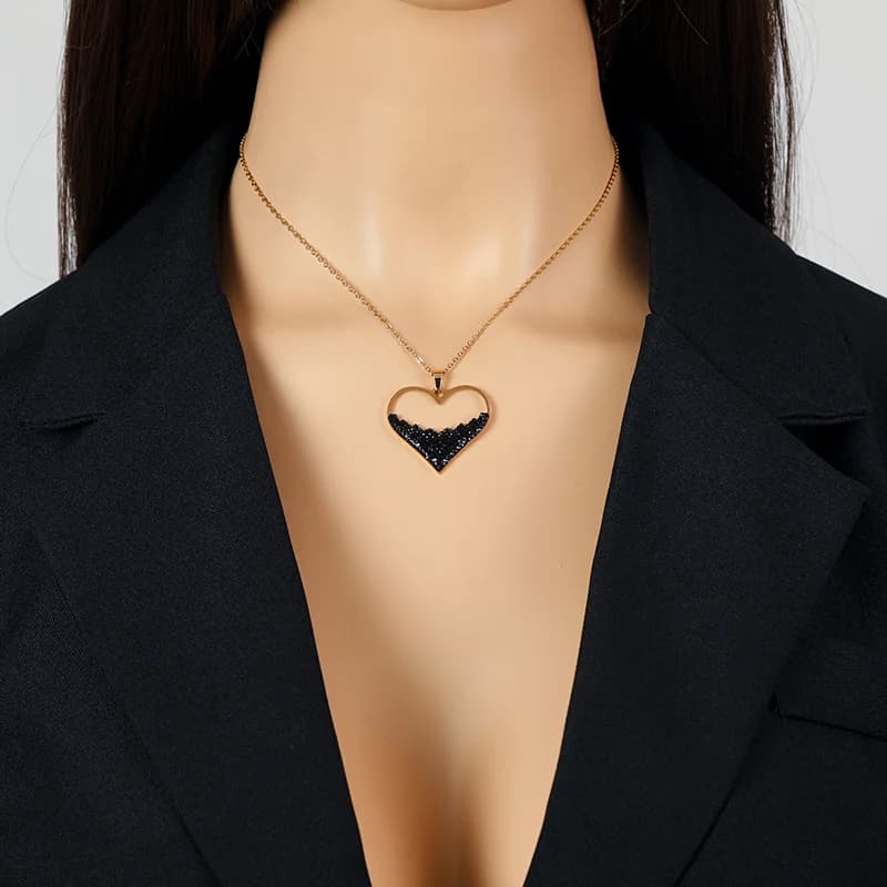 Collana con pendente a cuore nero scintillante