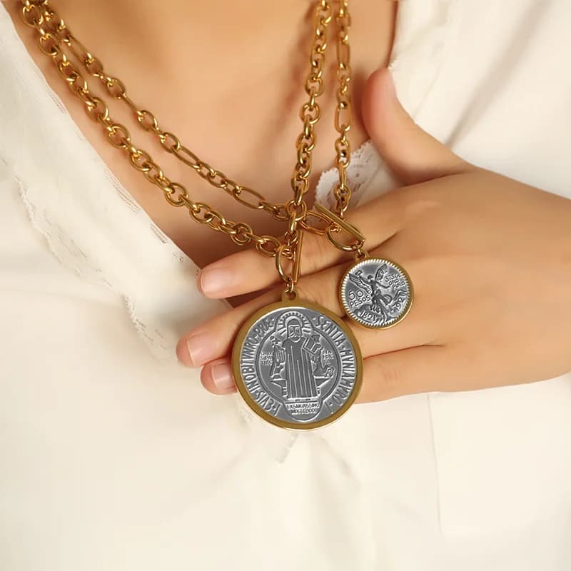 Collana con Pendente a Moneta Dorata