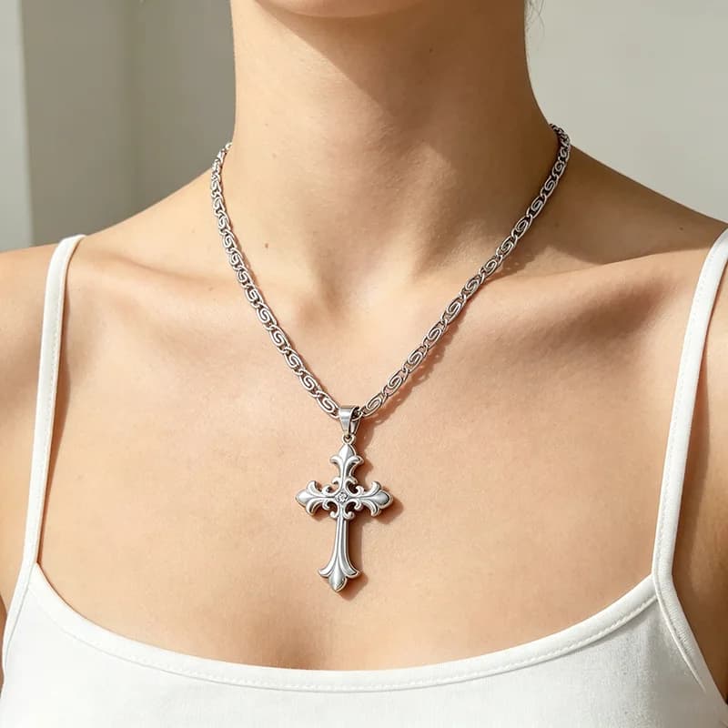 Collana con Pendente Croce in Metallo
